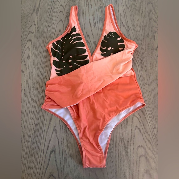 NWOT Palm Print One Piece In Peach Size L - Picture 1 of 3